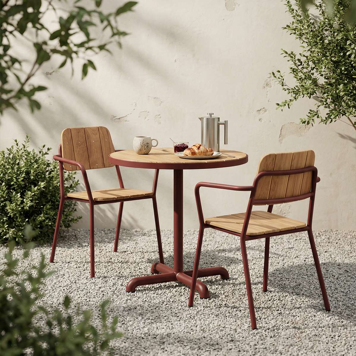 Rundt utendørs Kirra Café Table i pulverlakkert aluminium med teakbordplate på terrasse.
