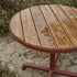 Kirra Café Table utendørs bord i pulverlakkert aluminium med teak bordplate, rund form.