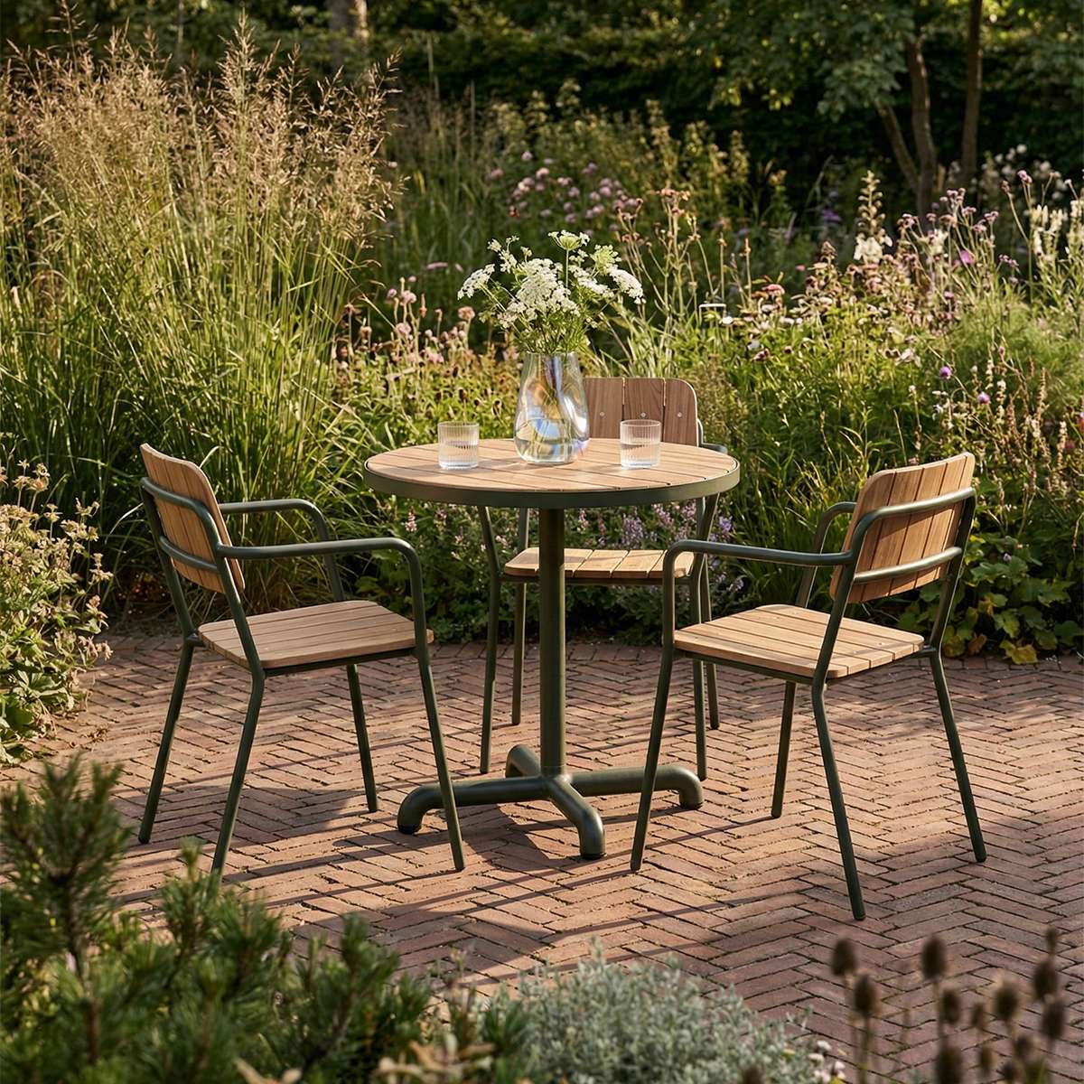 Kirra Café Table utendørs spisebord i pulverlakkert aluminium og ubehandlet teaktre med rund bordplate.