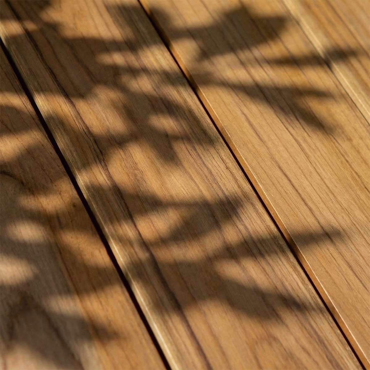 Kirra Café Table utendørsbord i pulverlakkert aluminium og ubehandlet teaktre med rund form.