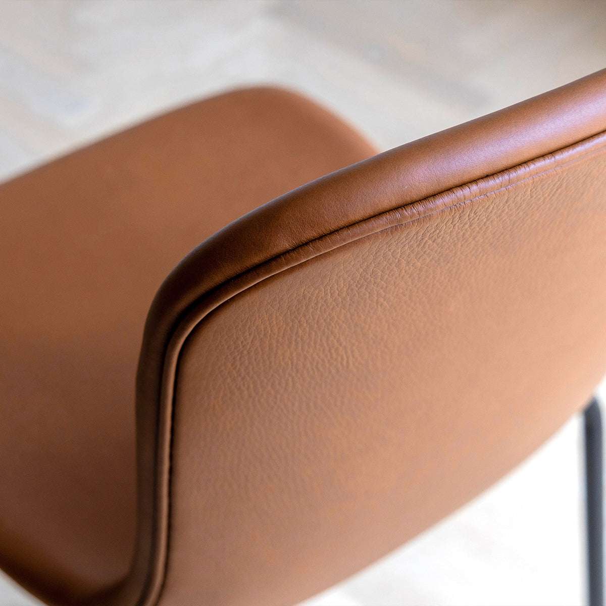 Chair no. One S1 spisestol med svart resirkulert plast og pulverlakkert stålramme i moderne design.