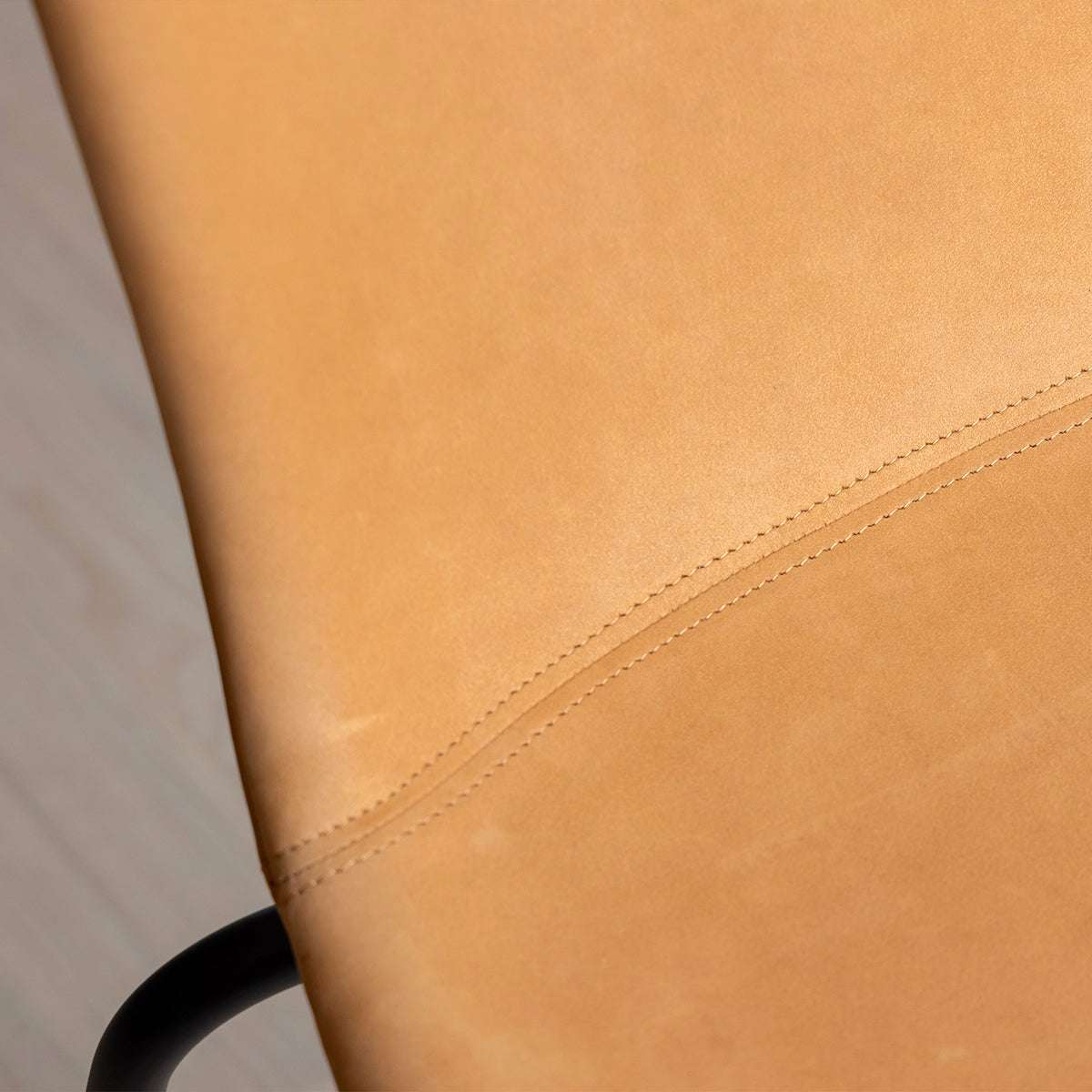 Chair no. One S1 spisestol i Luna Sandstone med pulverlakkert stålramme og lærsete.