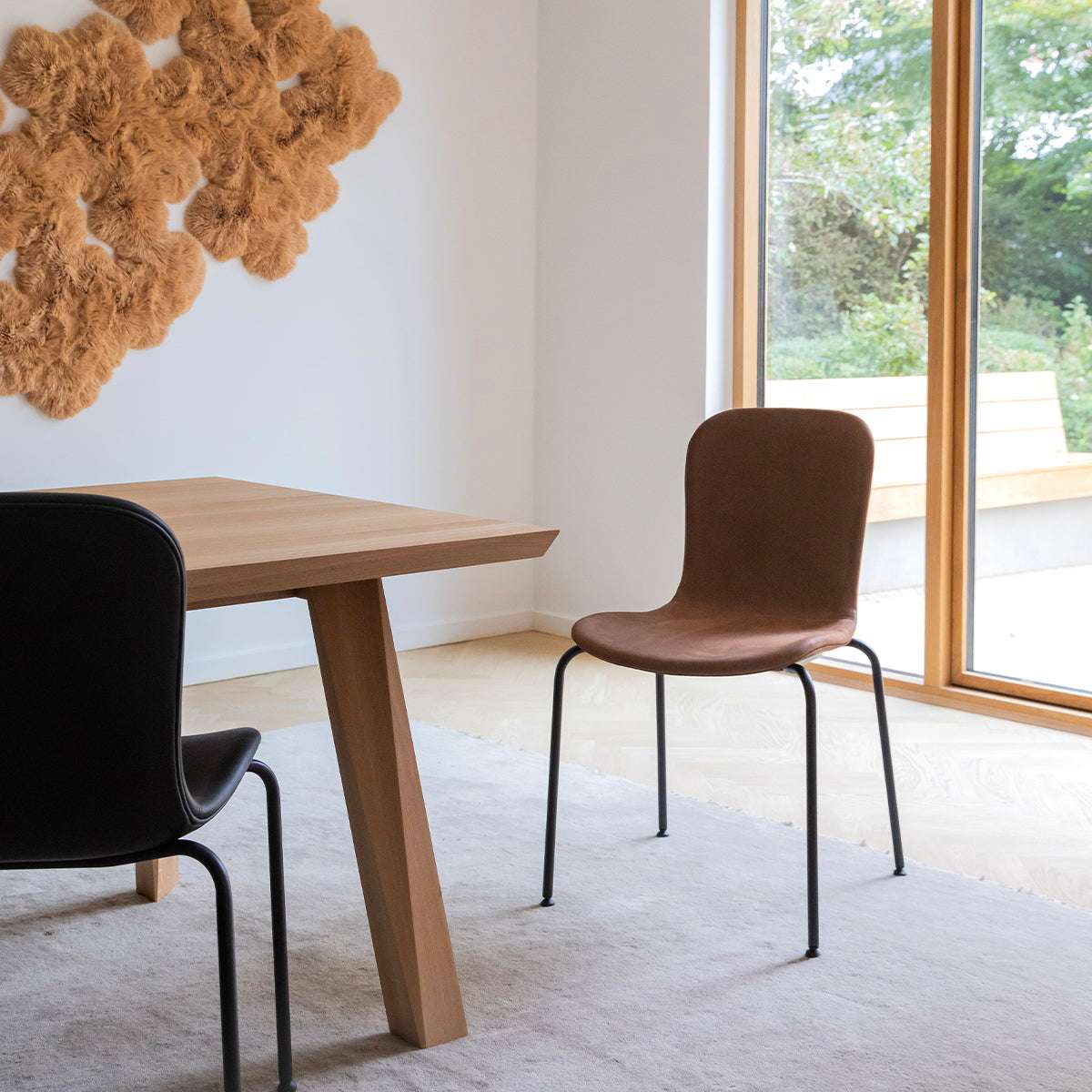 Chair no. One S1 spisestol i Luna Sandstone med pulverlakkert stålramme og polstret sete i lær.