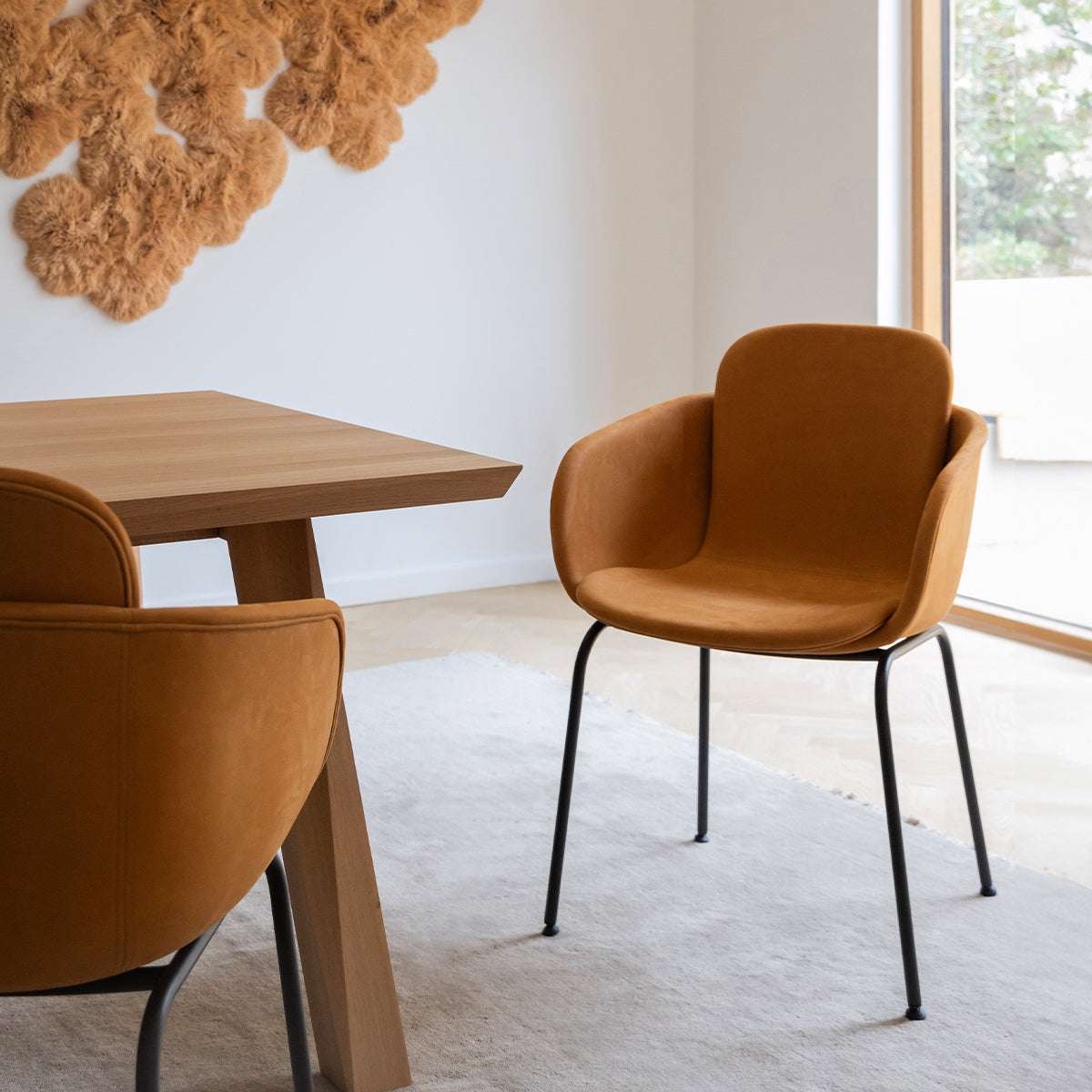 Chair no. One S2 spisestol i Luna Sandstone med pulverlakkert stålramme og lærsetet.