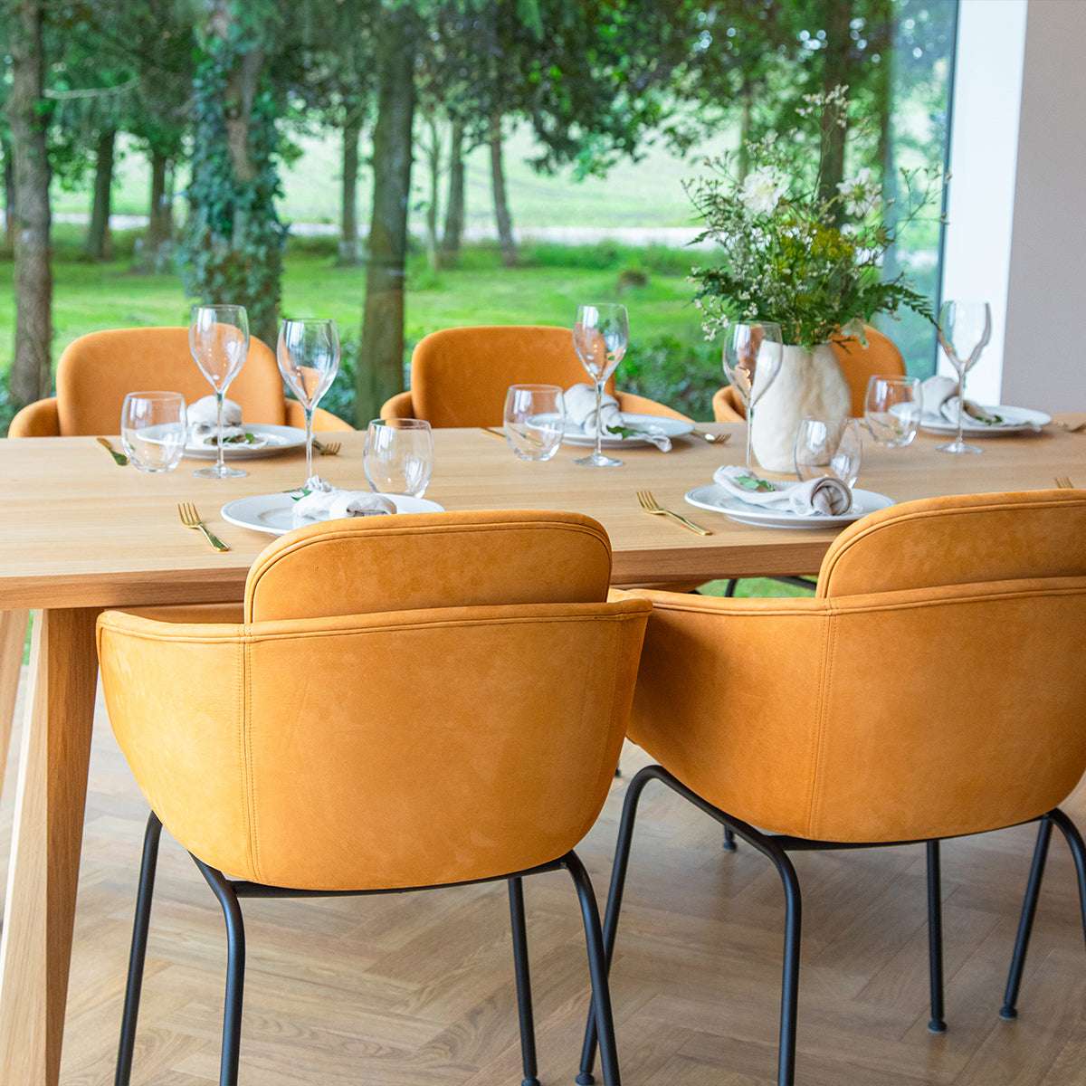 Chair no. One S2 spisestol med pulverlakkert stålramme og Luna Sandstone lærsete.