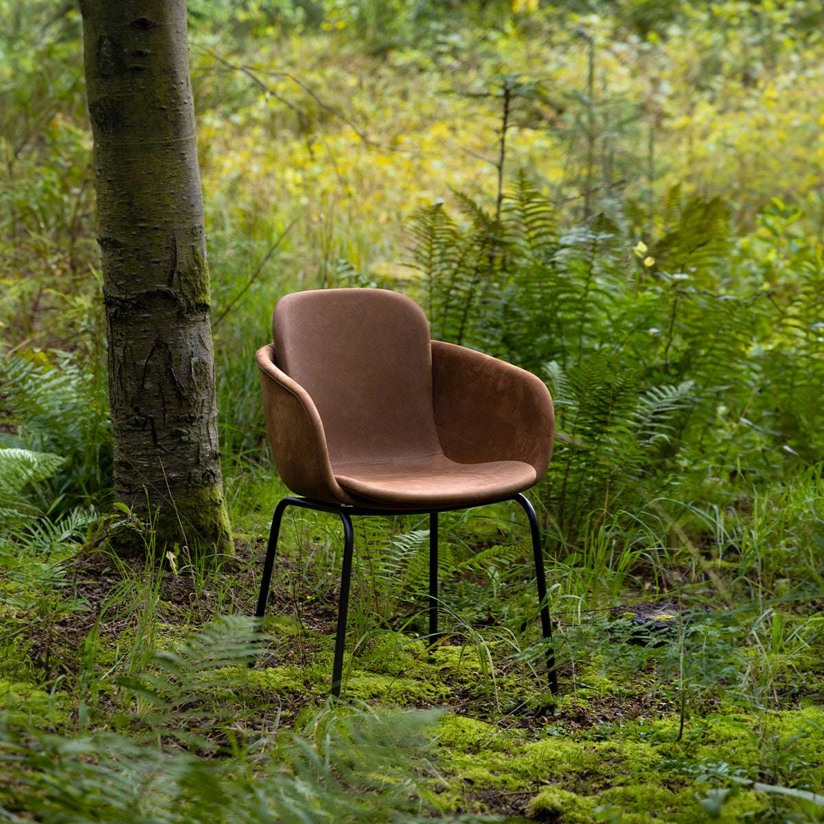 Chair no. One S2 spisestol med pulverlakkert stålramme og Luna Sandstone farget lærsete.