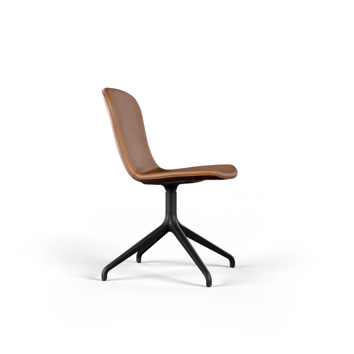 Brun spisestol med buet rygg og sete på sort svingbart understell fra sackit. Minimalistisk design med komfortabel form og nordisk uttrykk