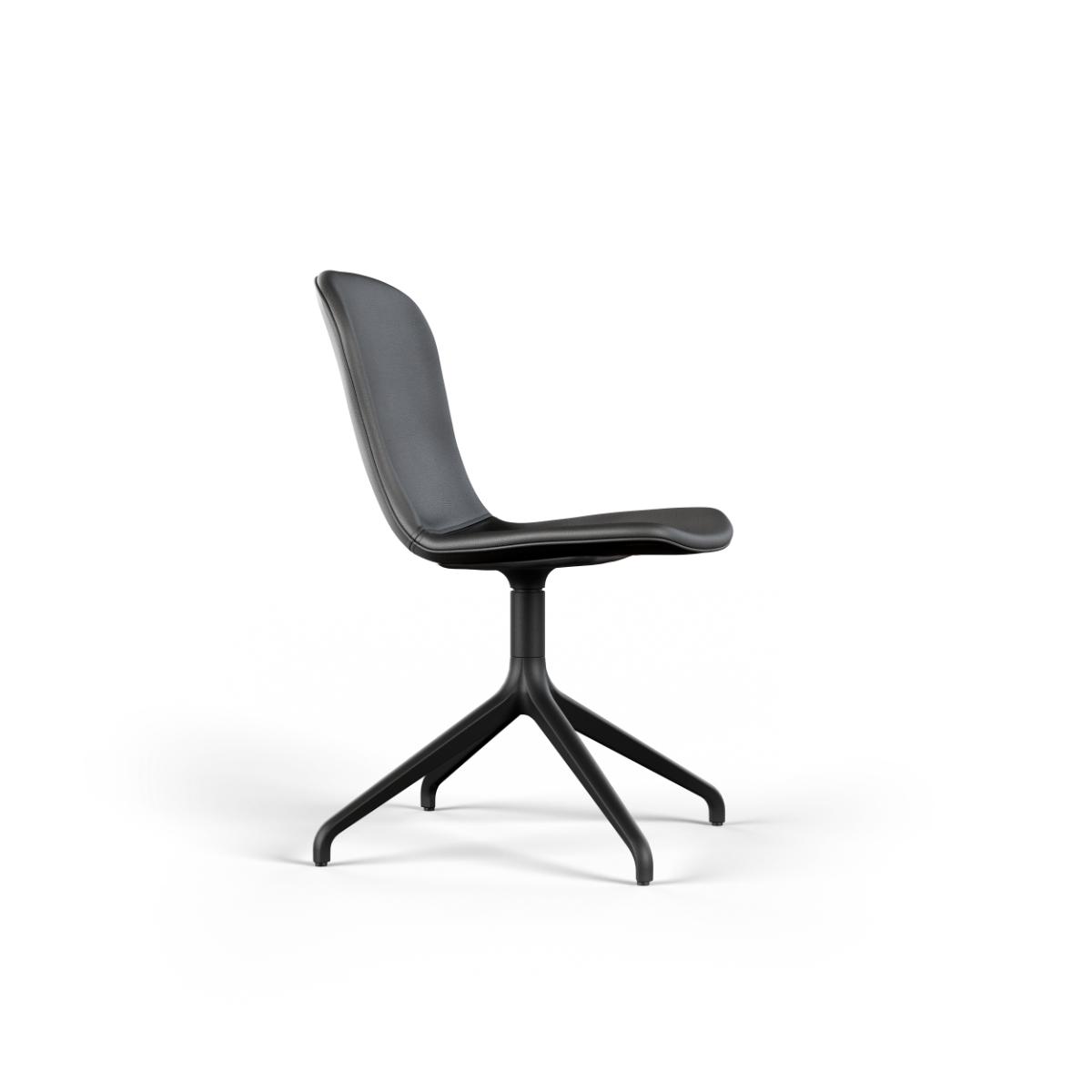 Chair no. One S1 Terra Black spisestol med svart aluminium dreiefot og lærsete.