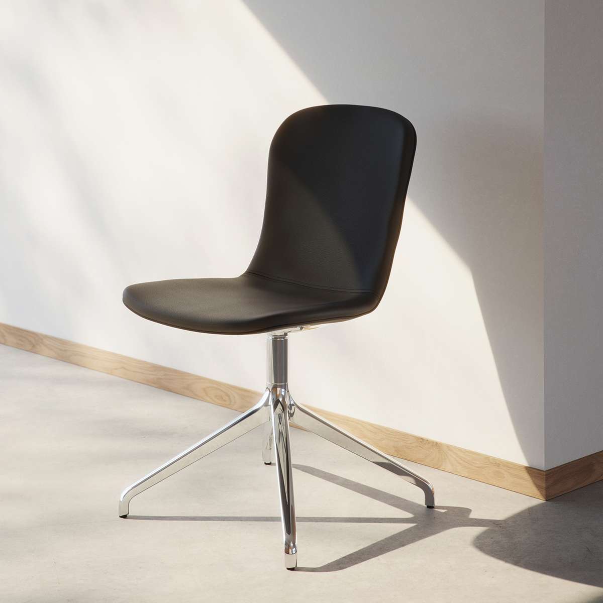 Chair no. One S1 spisebordstol i Terra Black med polert aluminium dreiefot, enkel og moderne design.