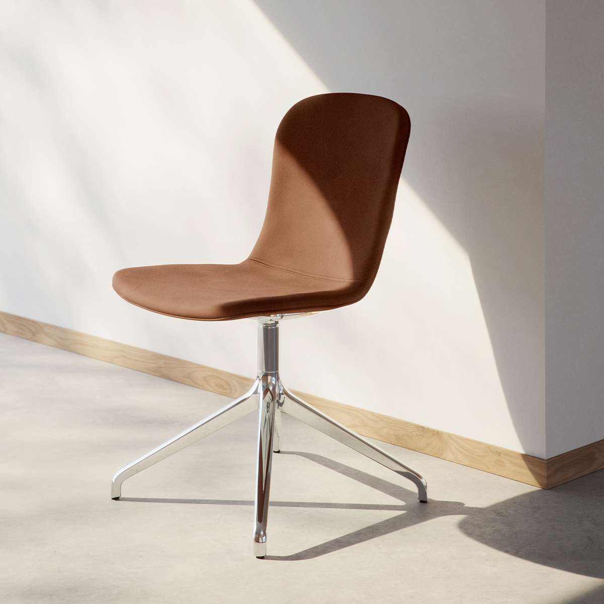 Chair no. One S1 spisestol med dreiefot i polert aluminium og Luna Sandstone farget lærtrekk.