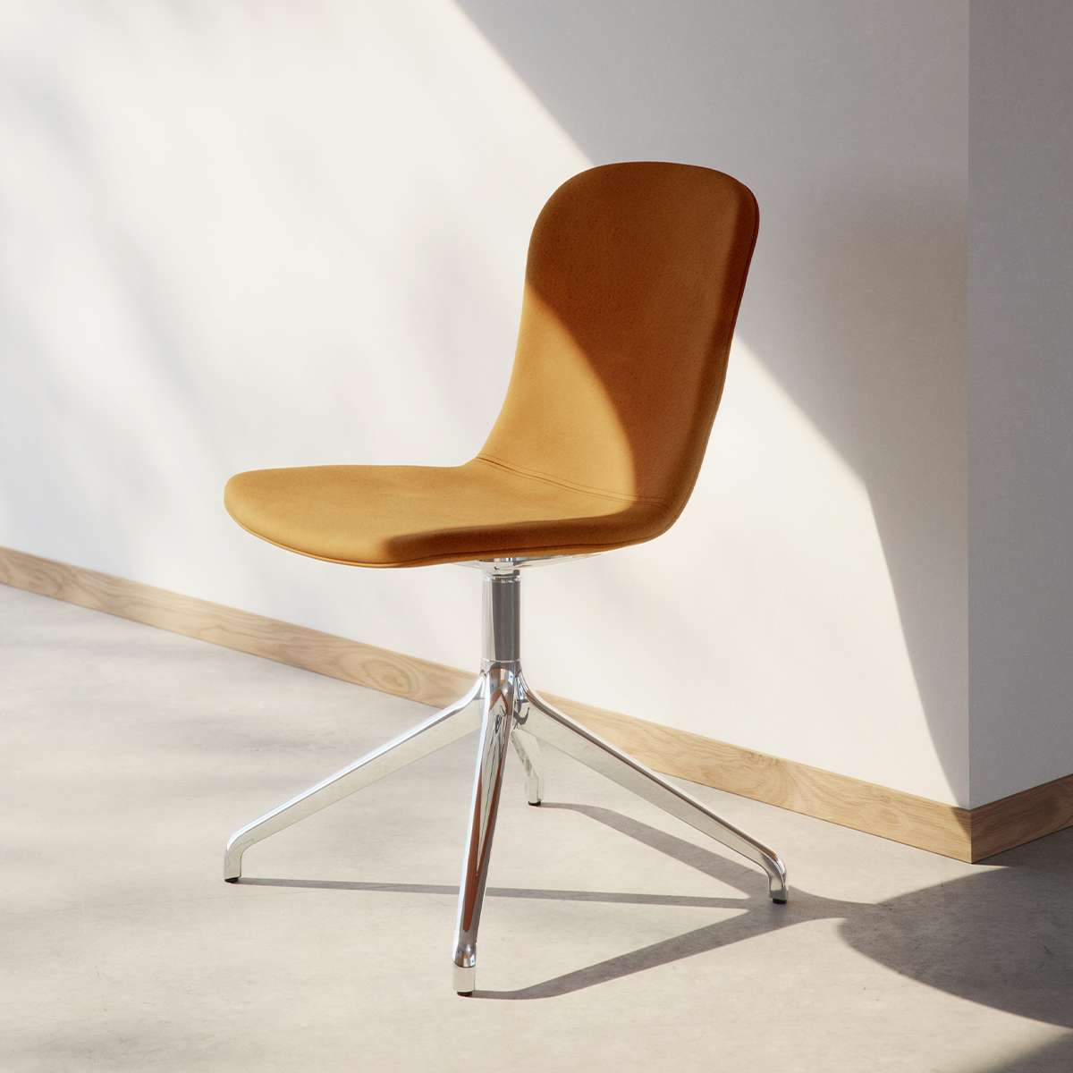 Chair no. One S1 spisestol i Luna Sandstone med polert aluminium dreiefot, innendørs bruk.