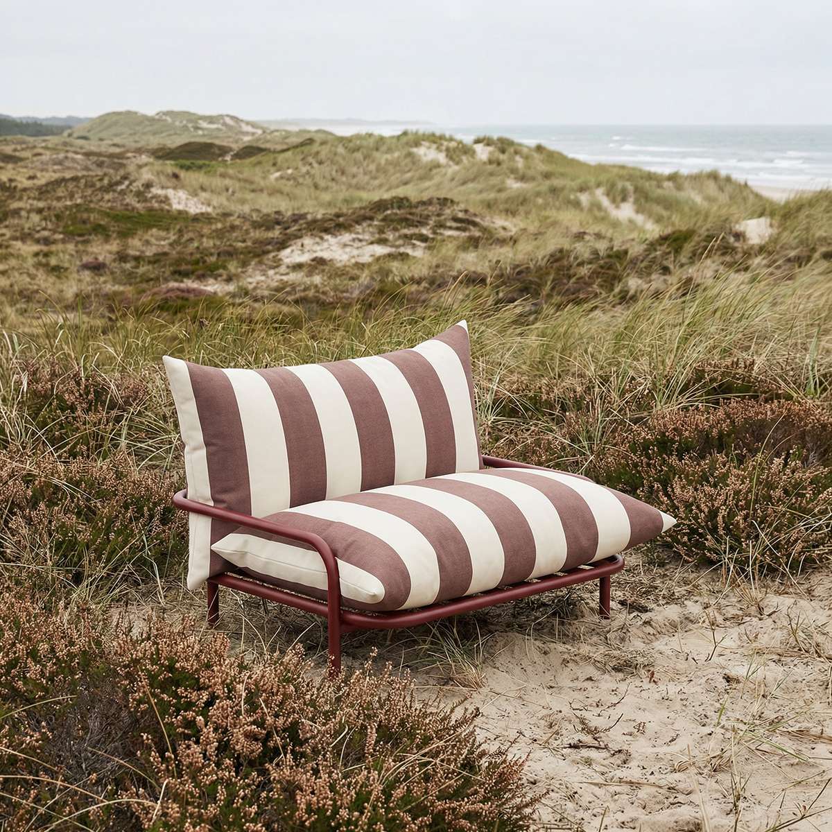 Mollis Lounge Chair i Renesse Chestnut med pulverlakkert aluminiumsramme og eco-sertifisert tekstil.