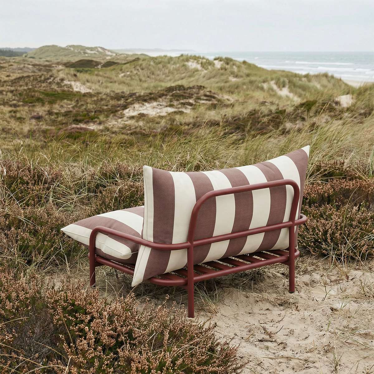Mollis Lounge Chair i Renesse Chestnut med pulverlakkert aluminiumsramme og tekstil, utendørs loungestol.