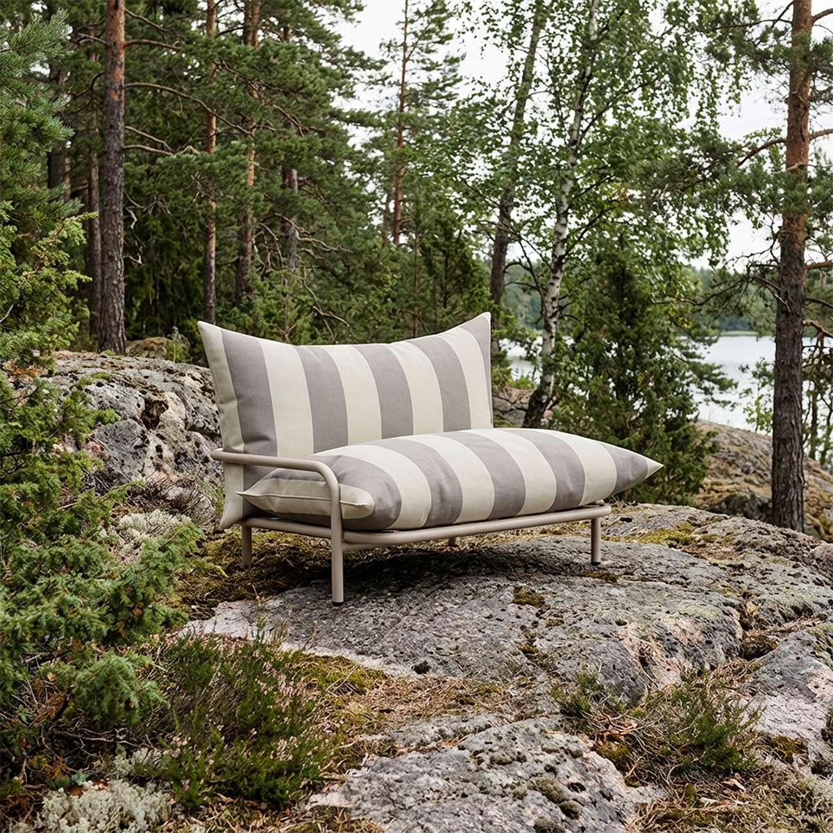 Mollis Lounge Chair i Renesse Taupe med pulverlakkert aluminiumsramme og mykt, eco-sertifisert tekstil.