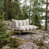 Mollis Lounge Chair i Renesse Taupe med pulverlakkert aluminiumsramme og mykt, eco-sertifisert tekstil.