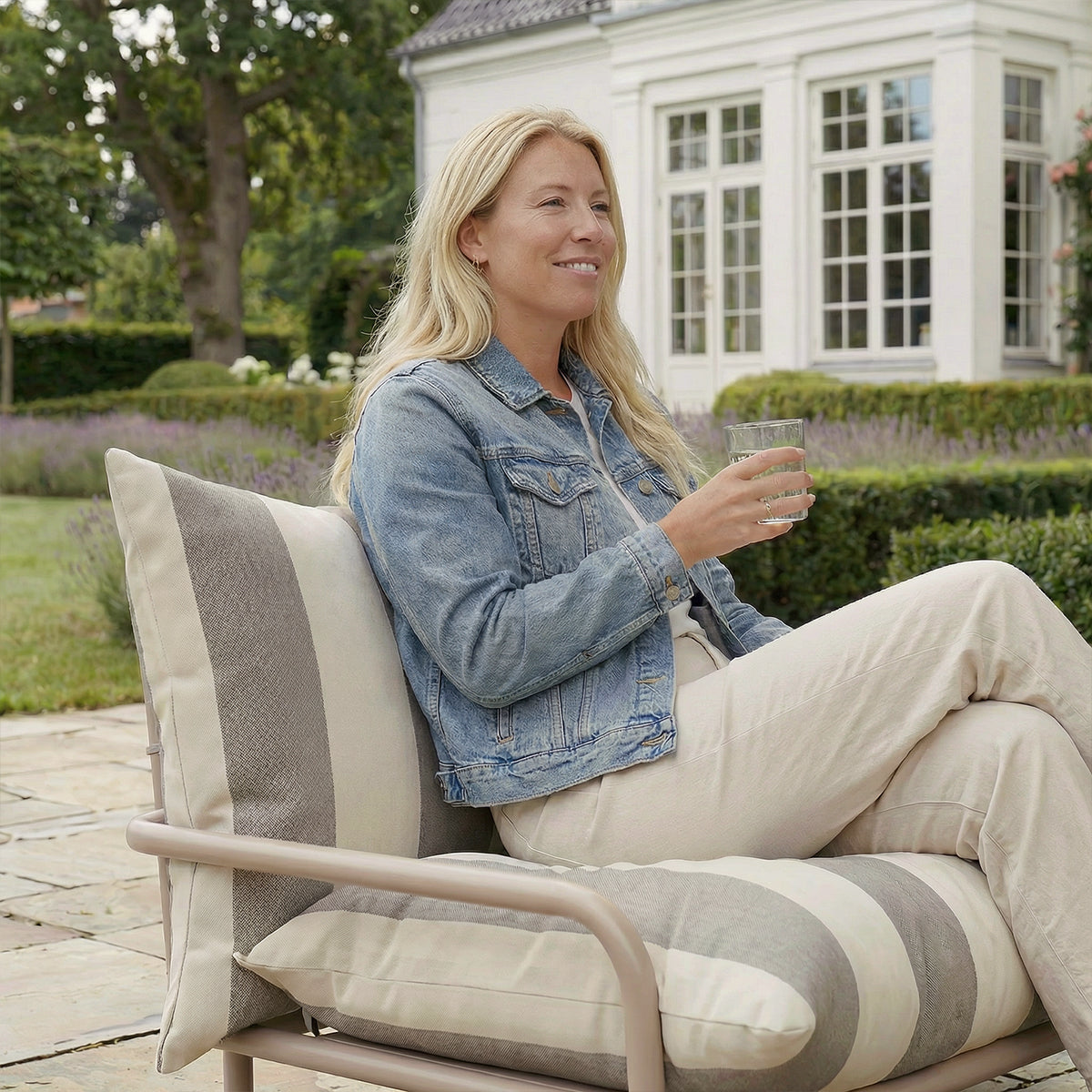 Mollis Lounge Chair - Loungestol for utendørs bruk i pulverlakkert aluminium og olefin