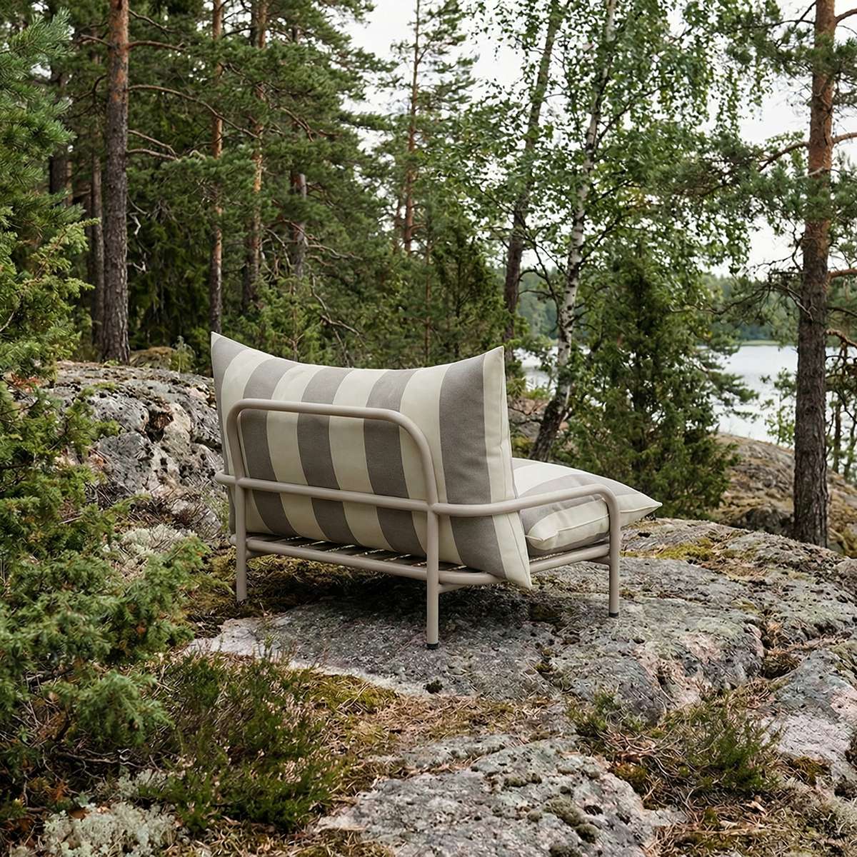 Mollis Lounge Chair i Renesse Taupe med pulverlakkert aluminiumsramme og mykt tekstil, utendørs loungestol