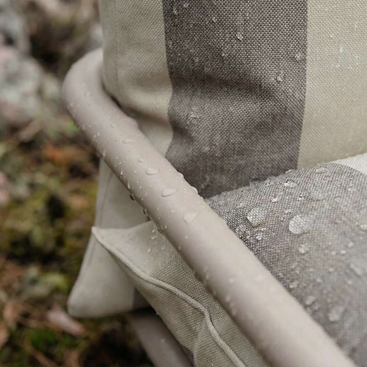 Mollis Lounge Chair i taupe farge med pulverlakkert aluminiumsramme og myk, eco-sertifisert tekstil.