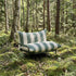 Mollis Lounge Chair i Renesse Olive med pulverlakkert aluminiumsramme og mykt tekstil, utendørs loungestol.