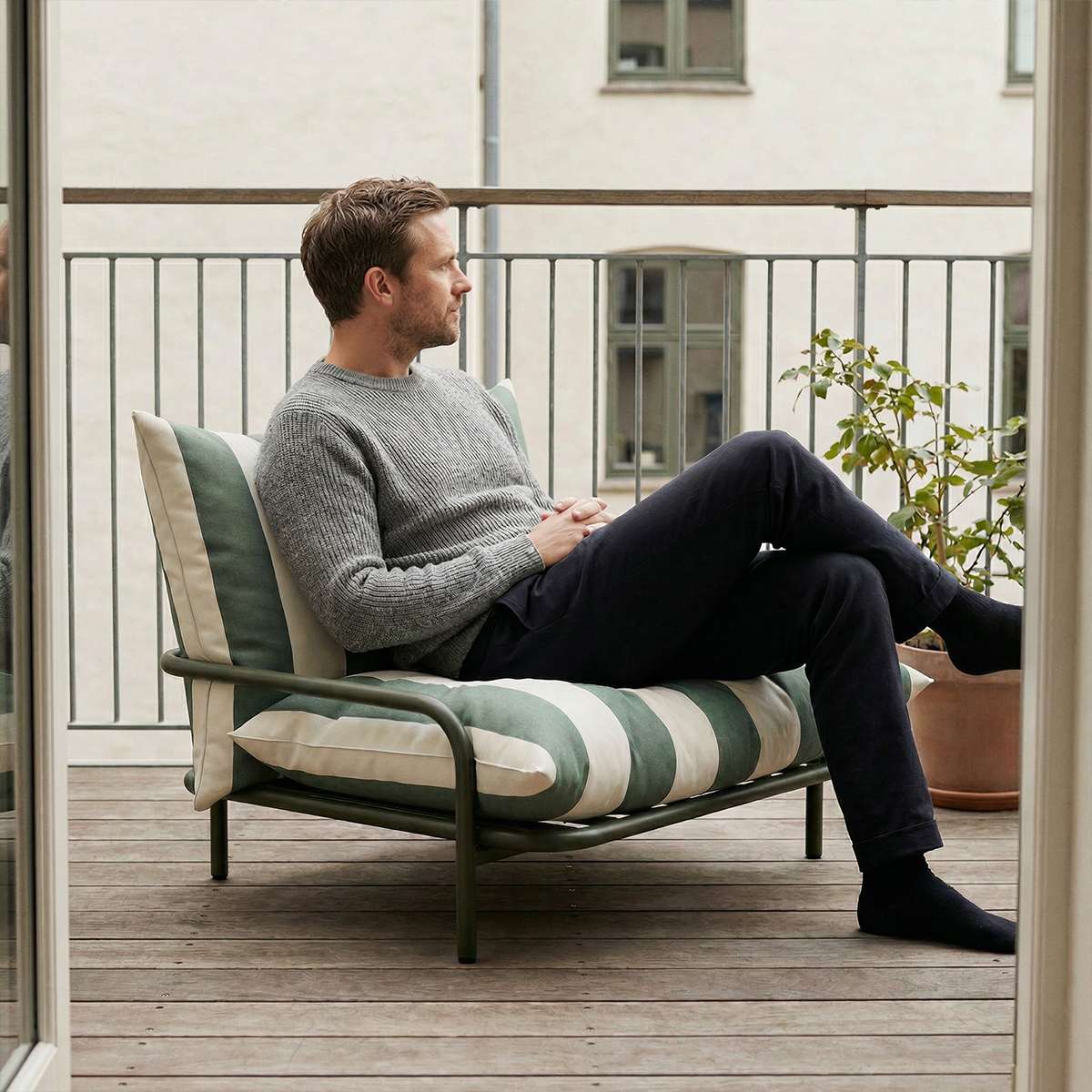 Mollis Lounge Chair i Renesse Olive med pulverlakkert aluminiumsramme og mykt tekstil, utendørs loungestol.