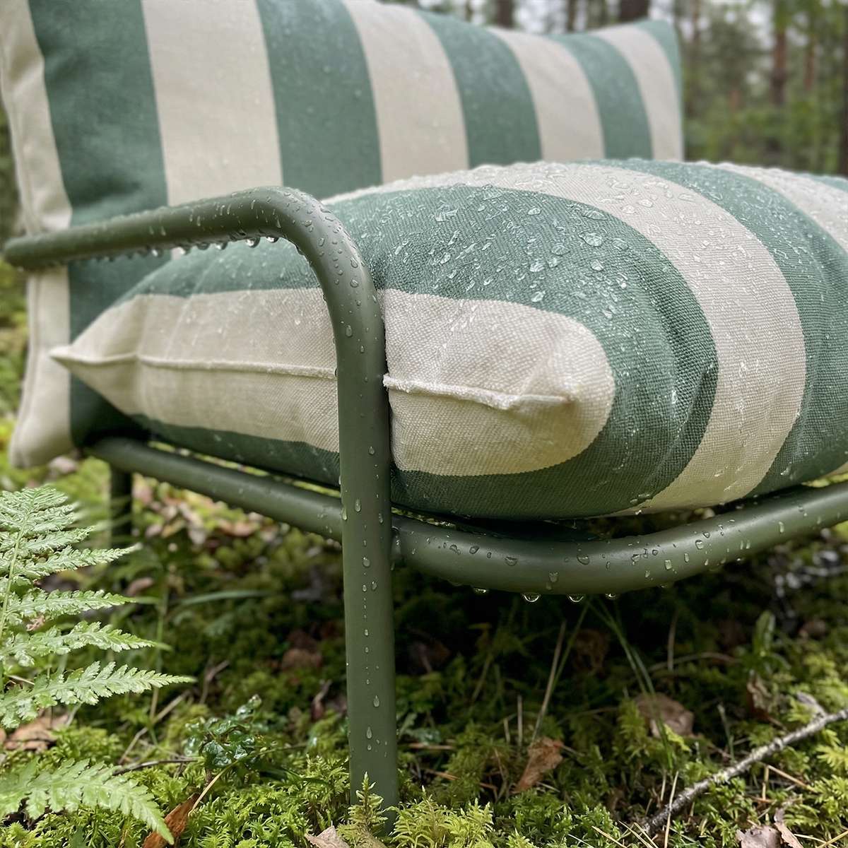 Mollis Lounge Chair i Renesse Olive med pulverlakkert aluminiumsramme og eco-sertifisert tekstil for utendørs bruk.