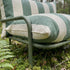 Mollis Lounge Chair i Renesse Olive med pulverlakkert aluminiumsramme og eco-sertifisert tekstil for utendørs bruk.