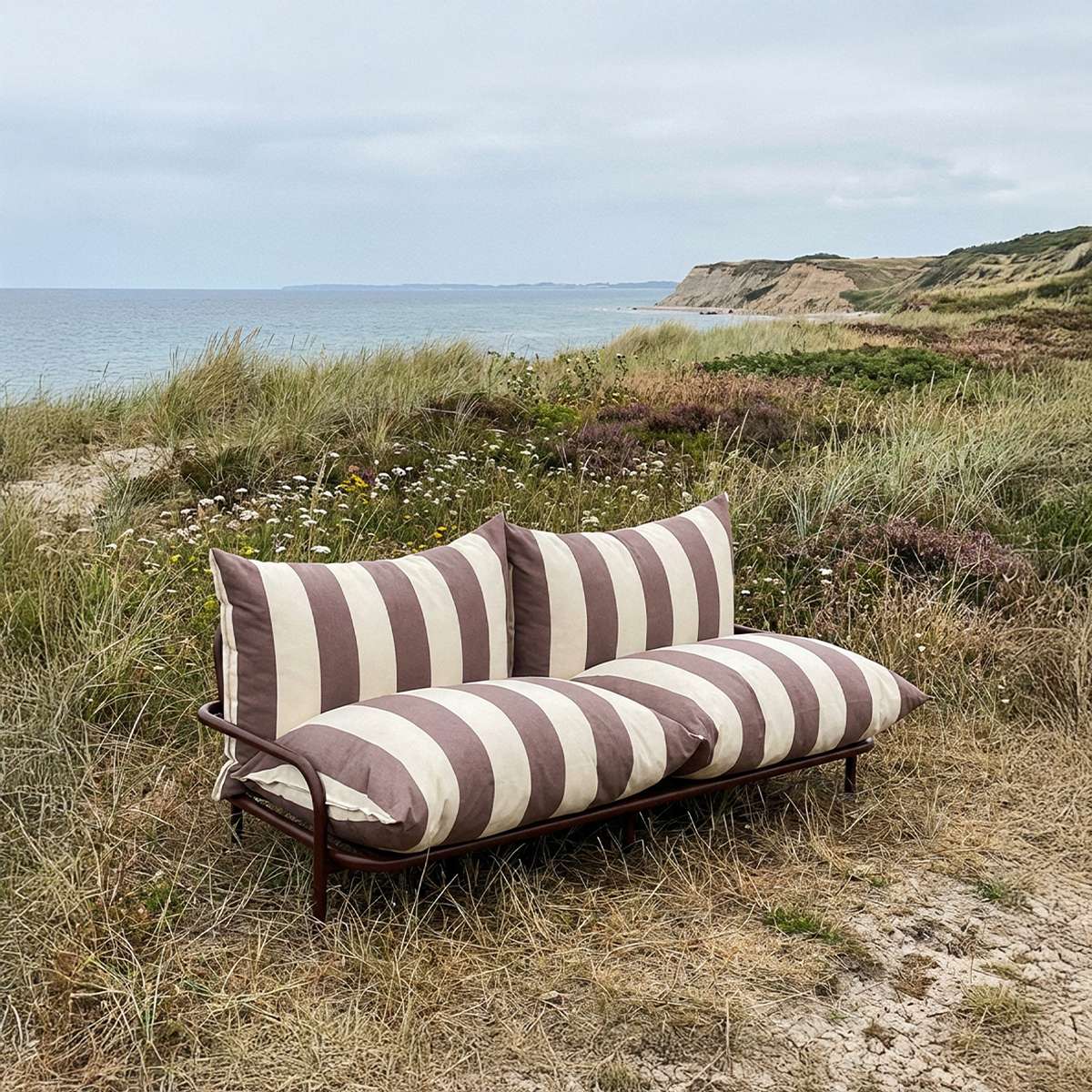Mollis Lounge Sofa 2-seter i Renesse Chestnut med pulverlakkert aluminiumsramme i uterom