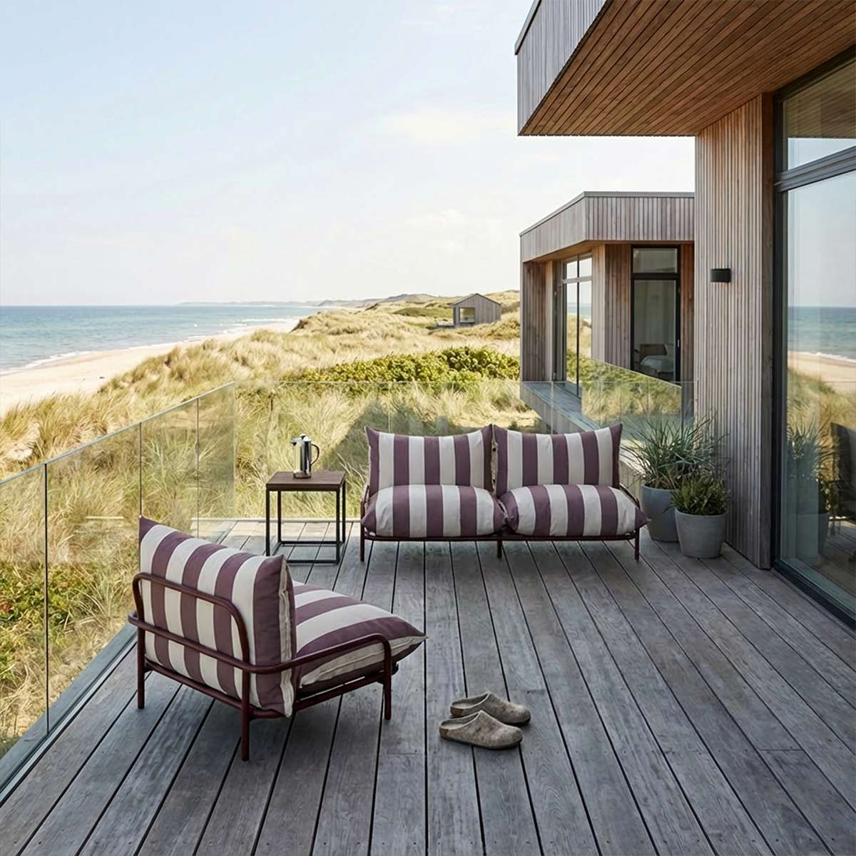 Mollis Lounge Sofa 2-seter i Renesse Chestnut med pulverlakkert aluminiumsramme utendørs.
