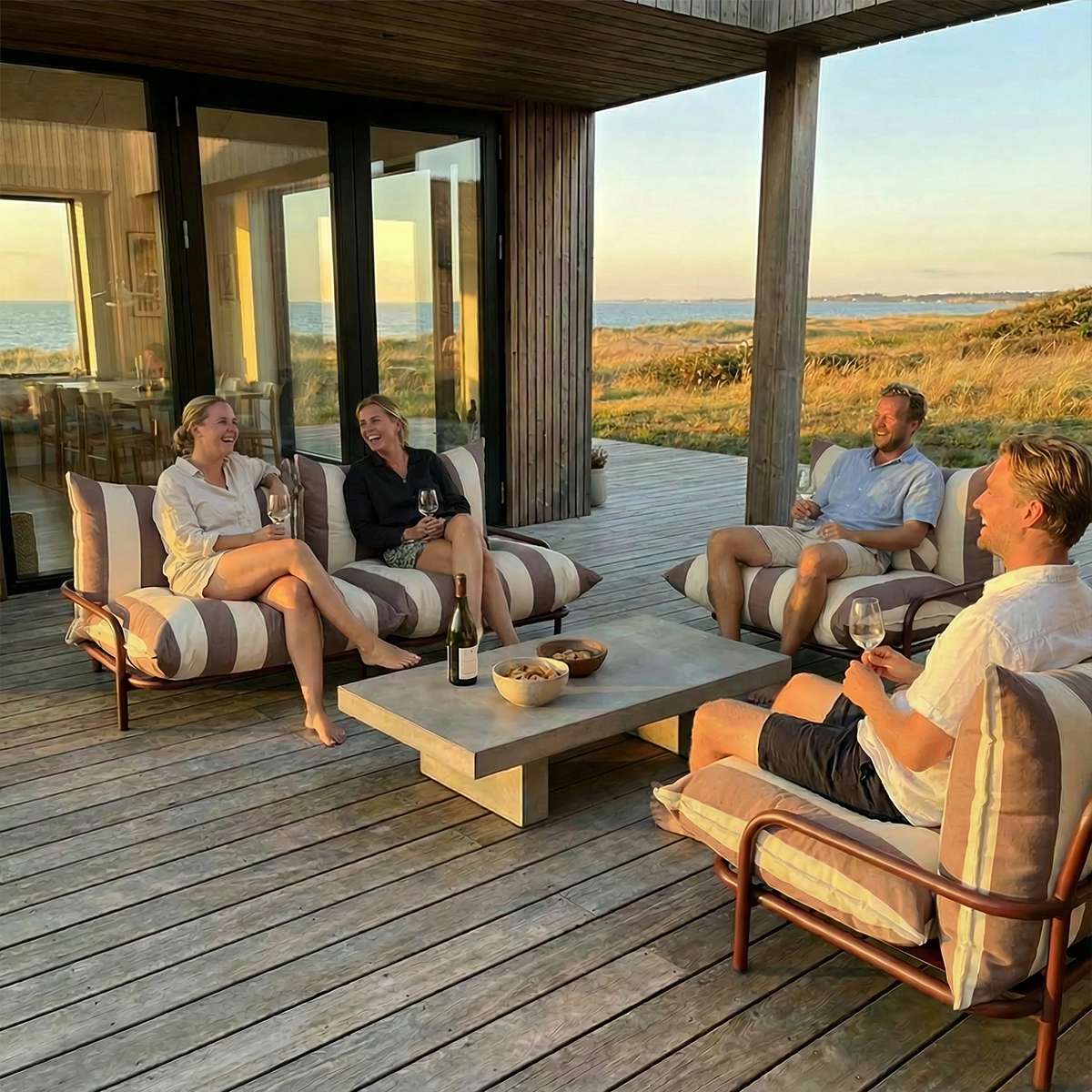 Mollis Lounge Sofa 2-seter i Renesse Chestnut med pulverlakkert aluminiumsramme og tekstil, utendørs.