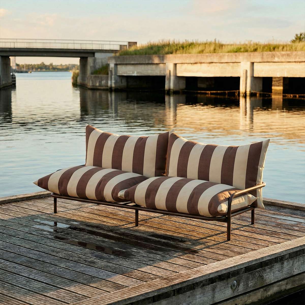 Mollis Lounge Sofa 2-seter i Renesse Chestnut med pulverlakkert aluminiumsramme og tekstil, utendørsbruk.