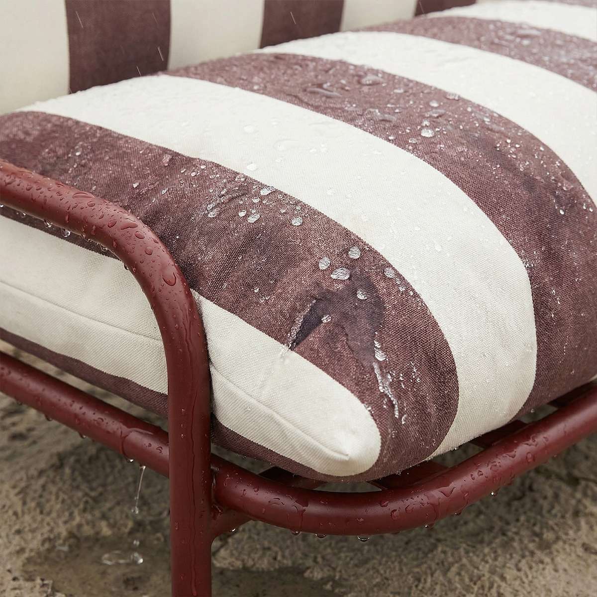 Mollis Lounge Sofa 2-seter i Renesse Chestnut med pulverlakkert aluminiumsramme i uterom