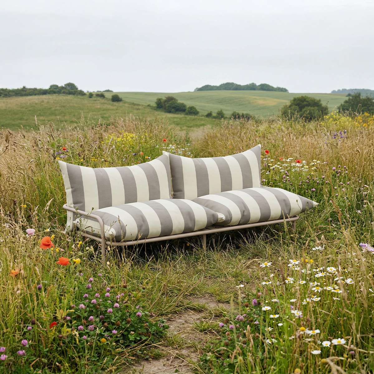 Mollis Lounge Sofa 2-seter i Renesse Taupe med pulverlakkert aluminiumsramme og myke puter.
