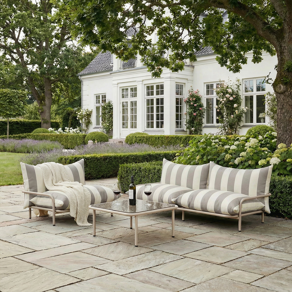 Mollis Lounge Sofa 2 Seater - Klassisk loungesofa inspirert av danske badehotell.