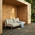 Mollis Lounge Sofa 2-seter i Renesse Taupe med pulverlakkert aluminiumsramme og tekstiltrekk.