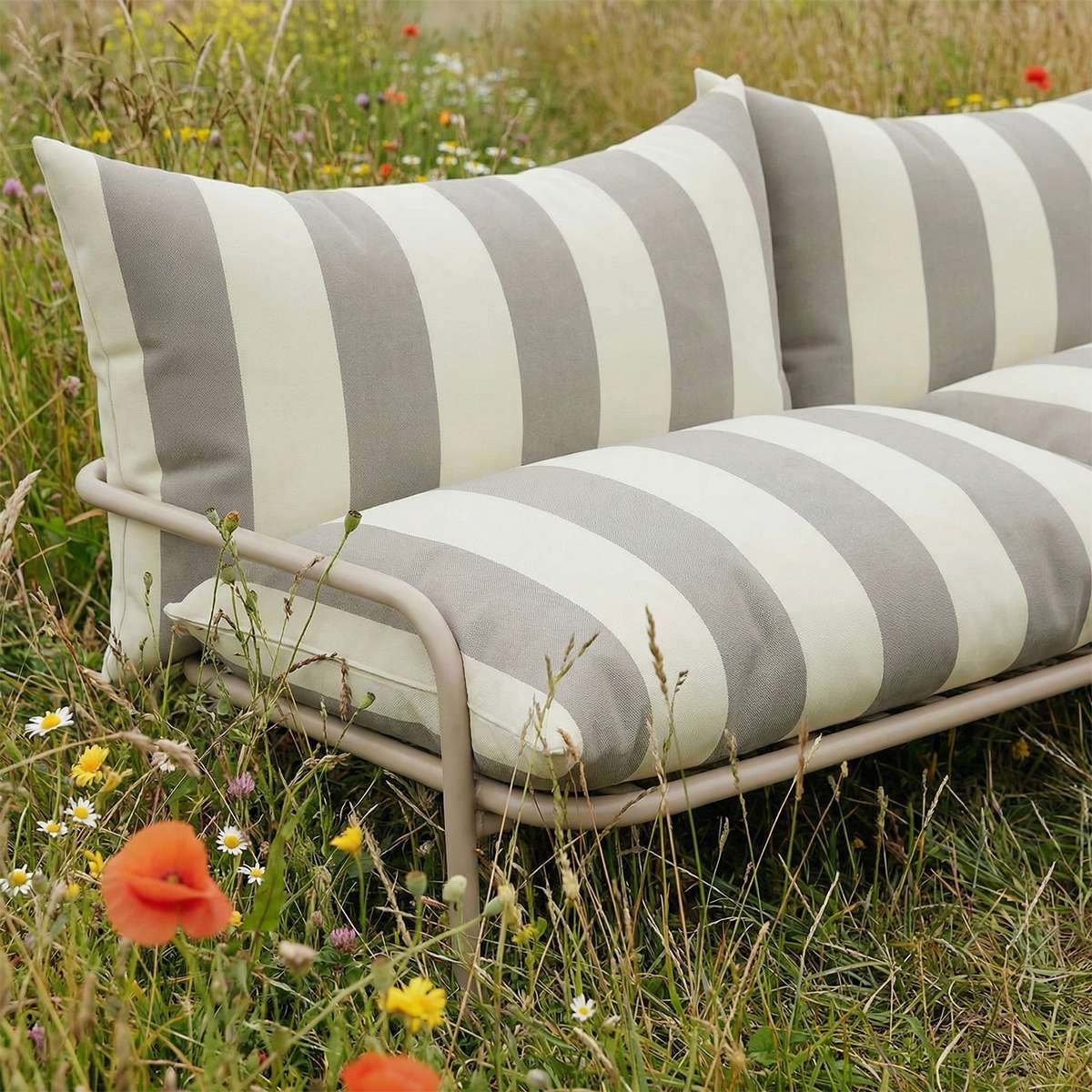 Mollis Lounge Sofa 2-seter i Renesse Taupe med pulverlakkert aluminiumsramme i uterom