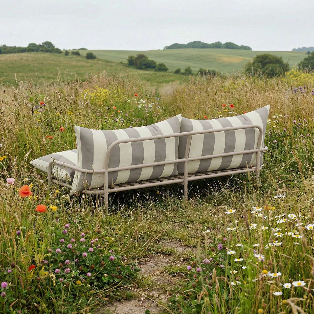 Mollis Lounge Sofa 2-seter i taupe med pulverlakkert aluminiumsramme og tekstil, utendørs bruk.