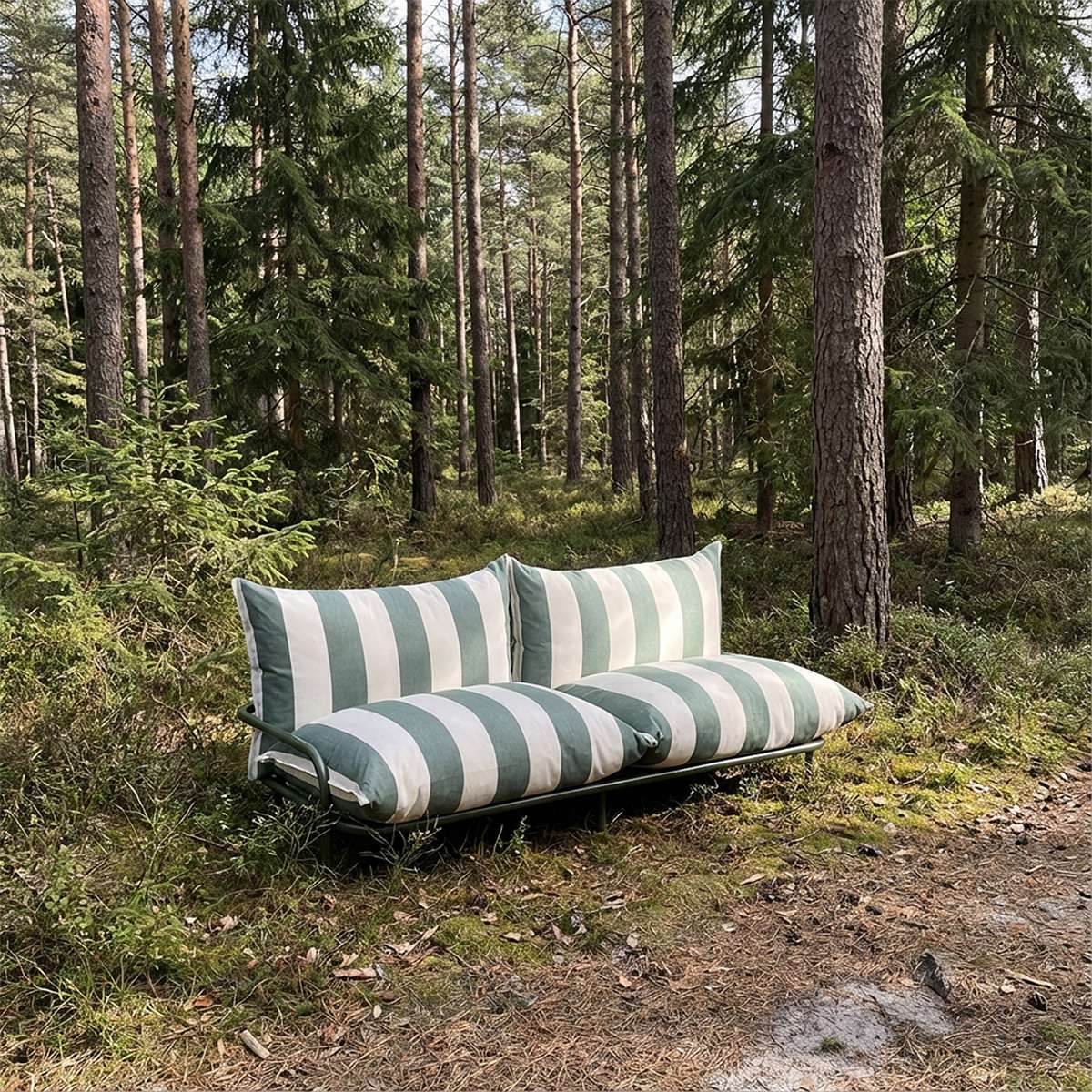 Mollis Lounge Sofa 2-seter i Renesse Olive med pulverlakkert aluminiumsramme i uterom