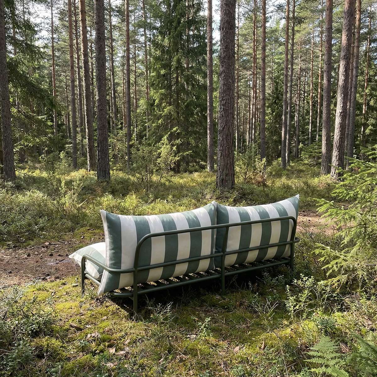 Mollis Lounge Sofa 2-seater i Renesse Olive med pulverlakkert aluminiumsramme og tekstil, utendørs bruk.