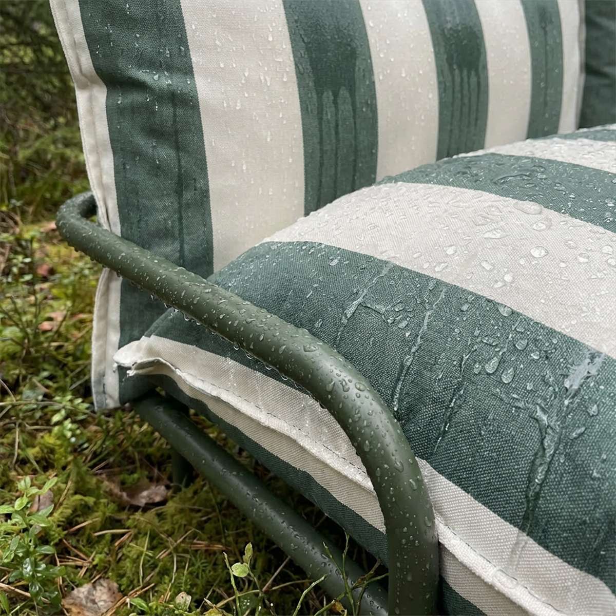 Mollis Lounge Sofa 2-seter i Renesse Olive med pulverlakkert aluminiumsramme i uterom