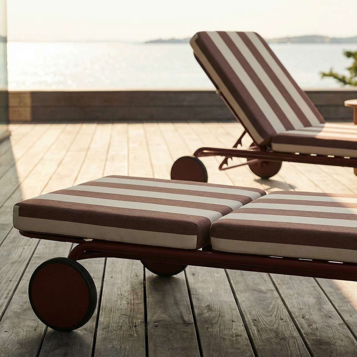 Mollis Sunbed utendørs solseng i Renesse Chestnut med justerbart rygglen og aluminiumsramme.