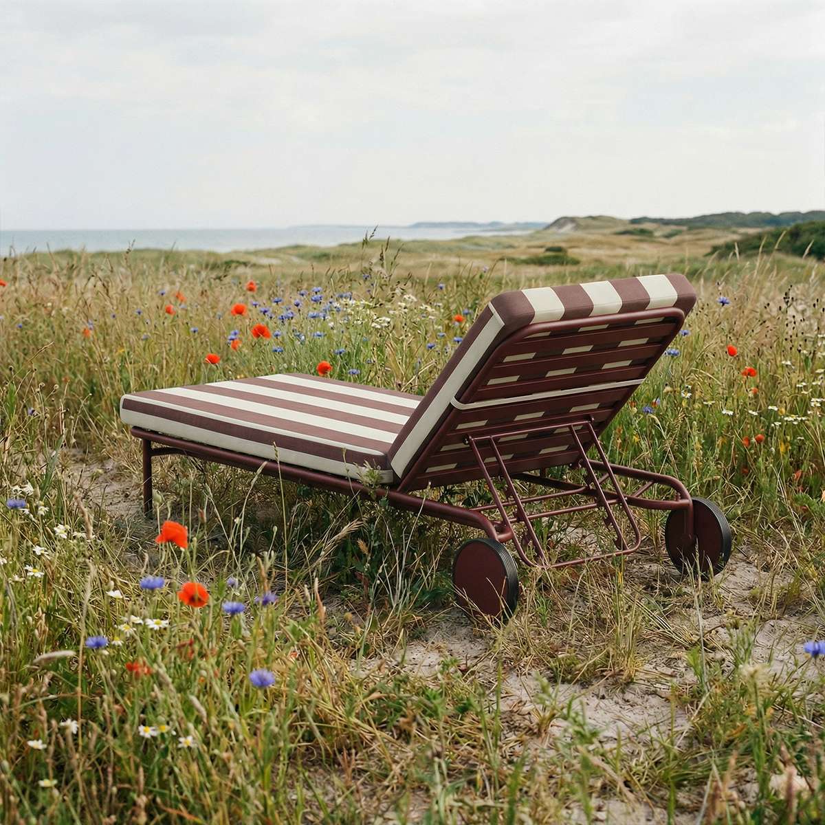 Mollis Sunbed utendørs solseng i Renesse Chestnut med justerbart rygglen og aluminiumsramme.