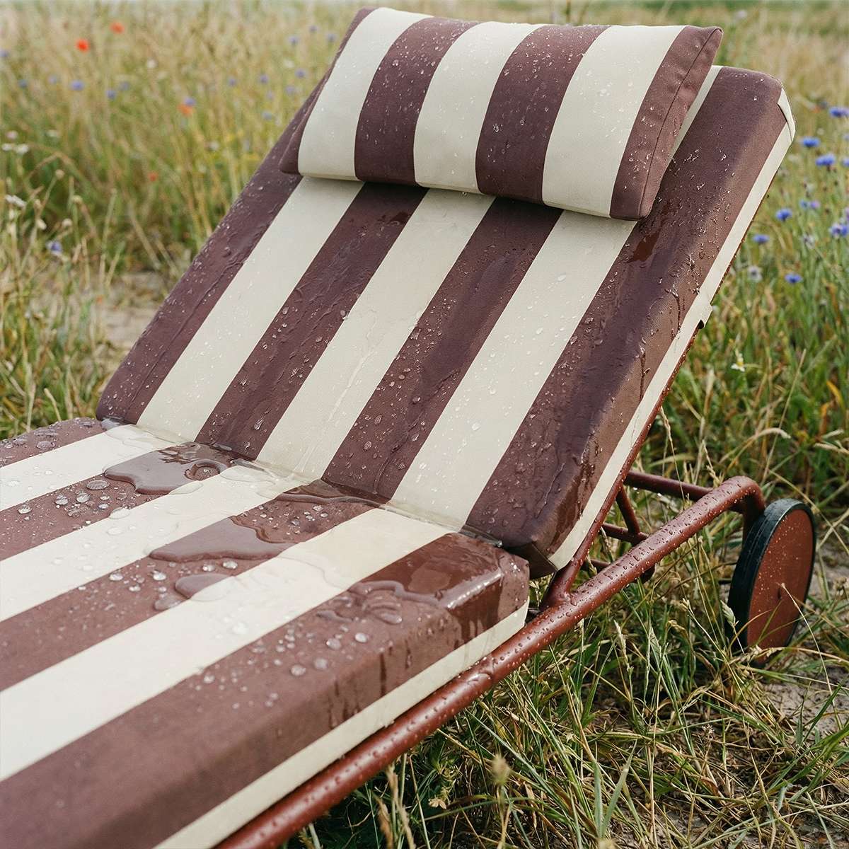 Mollis Sunbed utendørs solseng i Renesse Chestnut med justerbart rygglen og aluminiumsramme