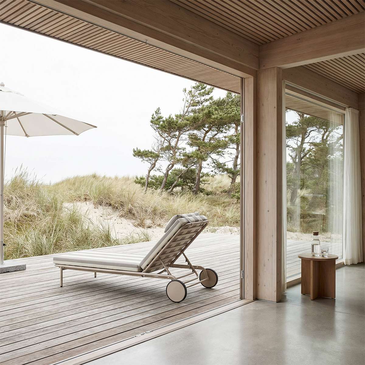 Mollis Sunbed solseng i Renesse Taupe med justerbart rygglen og aluminiumsramme utendørs.