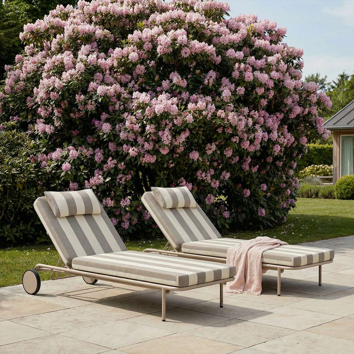 Mollis Sunbed utendørs solseng i Renesse Taupe med justerbart rygglen og aluminiumsramme.