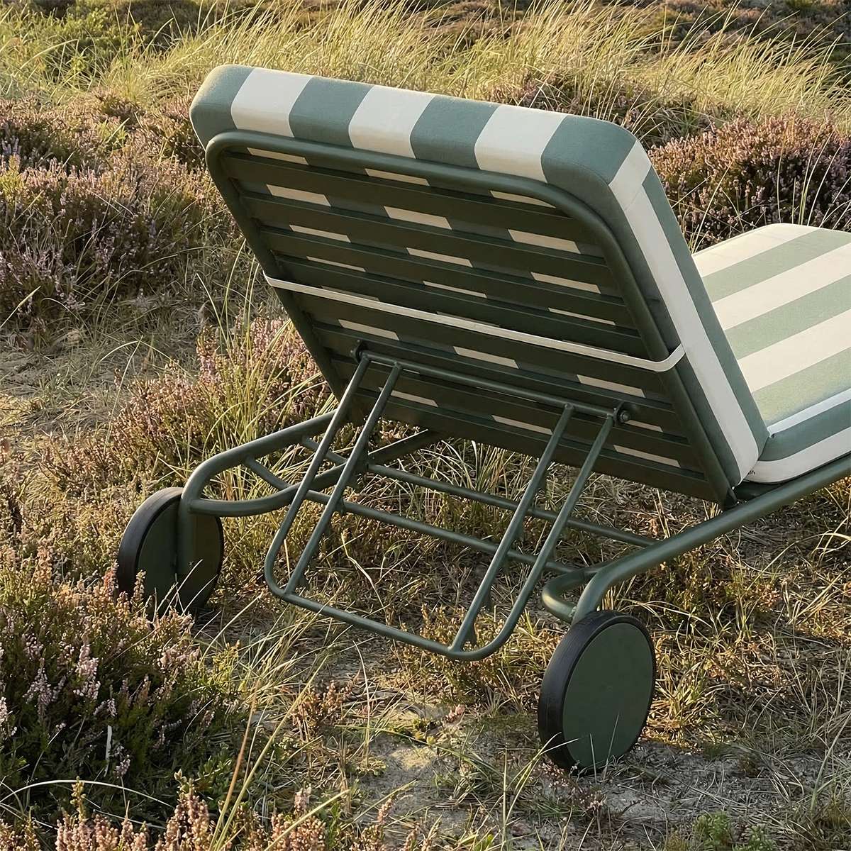 Mollis Sunbed solseng i Renesse Olive med justerbart rygglen og aluminiumsramme utendørs.