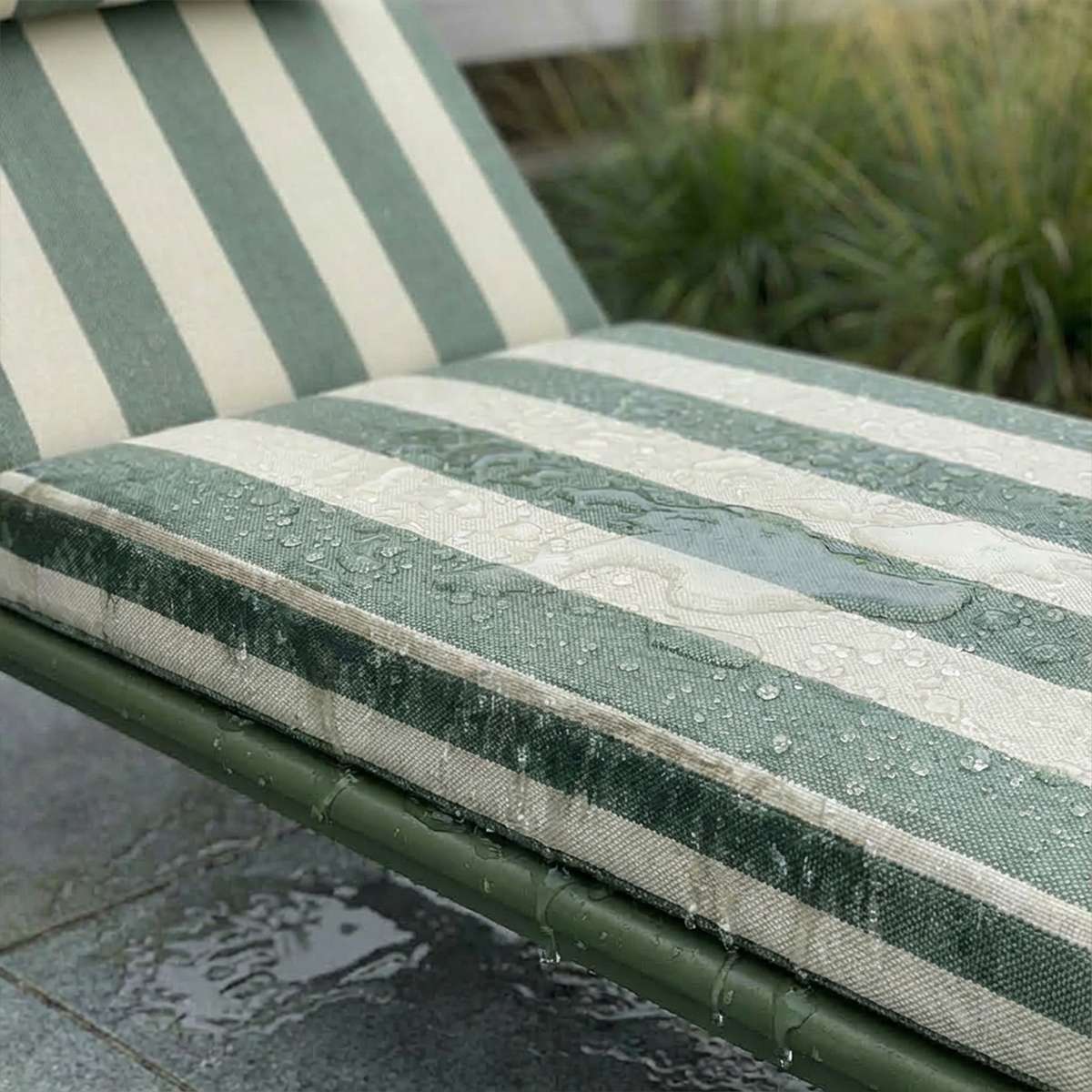 Mollis Sunbed utendørs solseng i Renesse Olive med justerbart rygglen og aluminiumsramme.