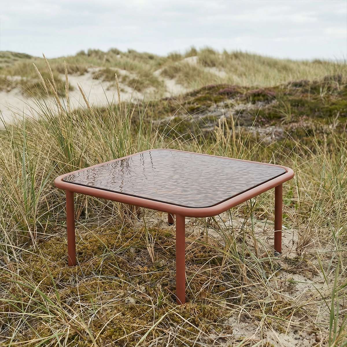 Mollis Coffee Table i chestnut med pulverlakkert aluminiumsramme og røykfarget herdet glass, utendørs bruk.