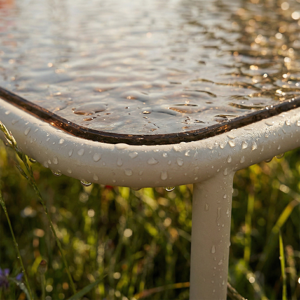 Mollis Coffee Table - Utendørs sofabord fra sackit i pulverlakkert aluminium og herdet glass.