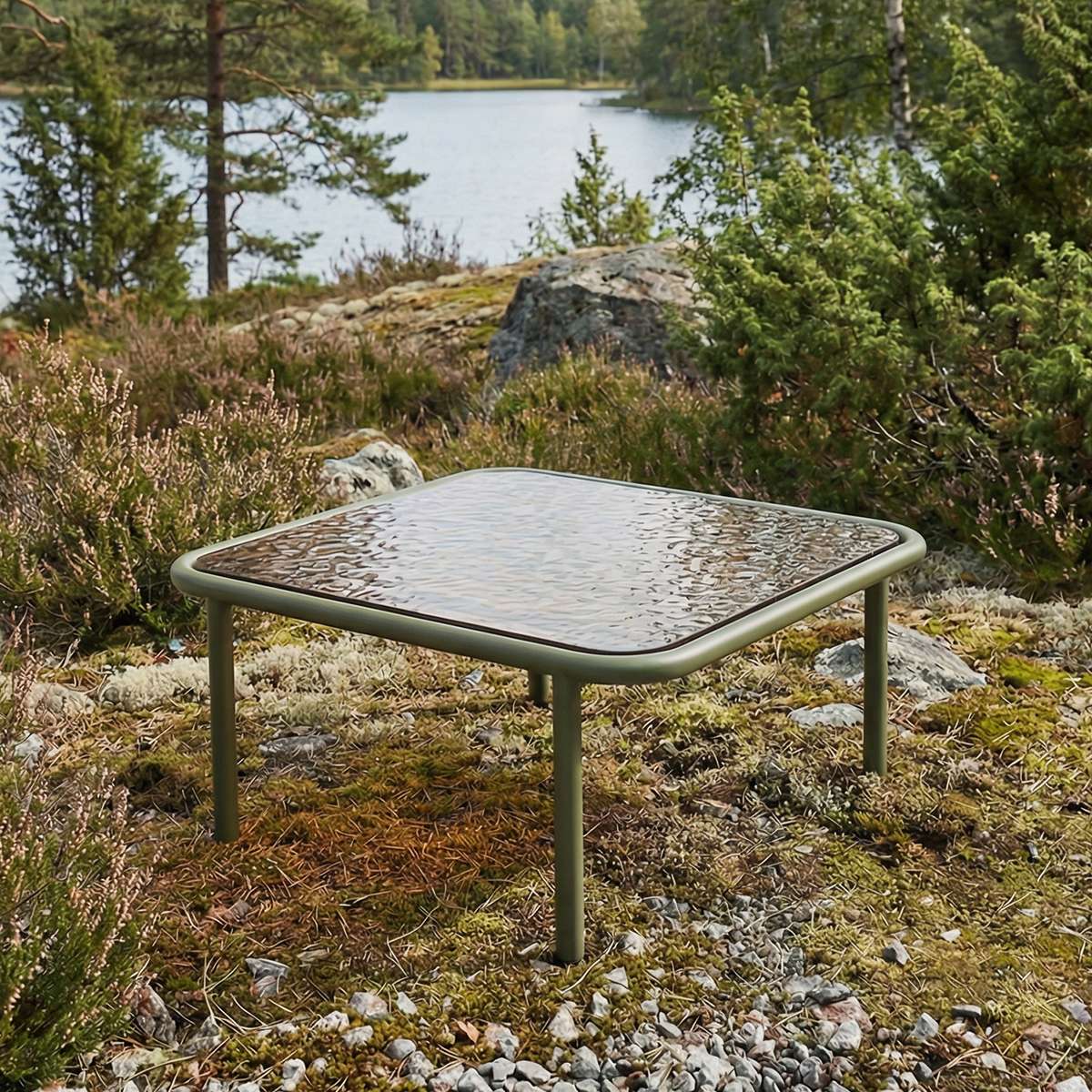 Mollis Coffee Table i olivengrønn med pulverlakkert aluminiumsramme og røykfarget herdet glass.