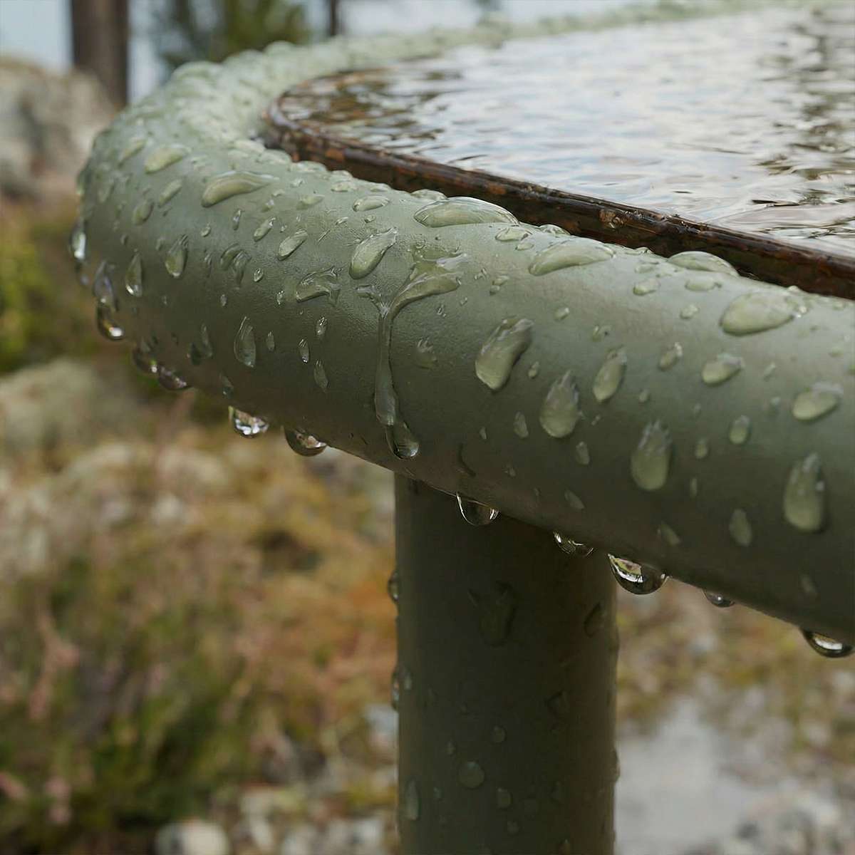 Mollis Coffee Table i olivengrønn med pulverlakkert aluminiumsramme og røykfarget herdet glassplate.
